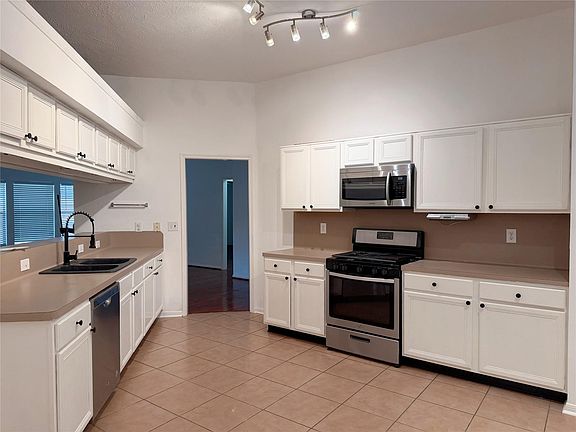 3rd image of 2819 Russett Pl W