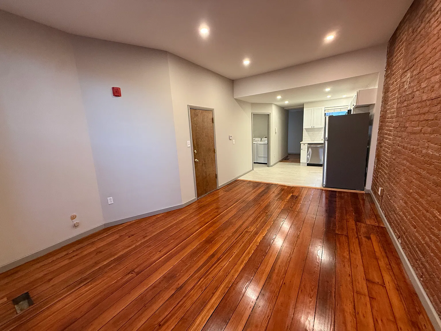 2 bed, 900 sqft, $3,050 — Photo 3