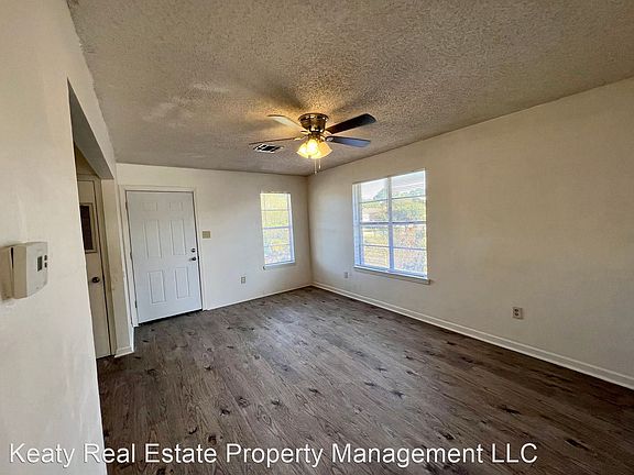3rd image of 302 Vieux Orleans Cir #C