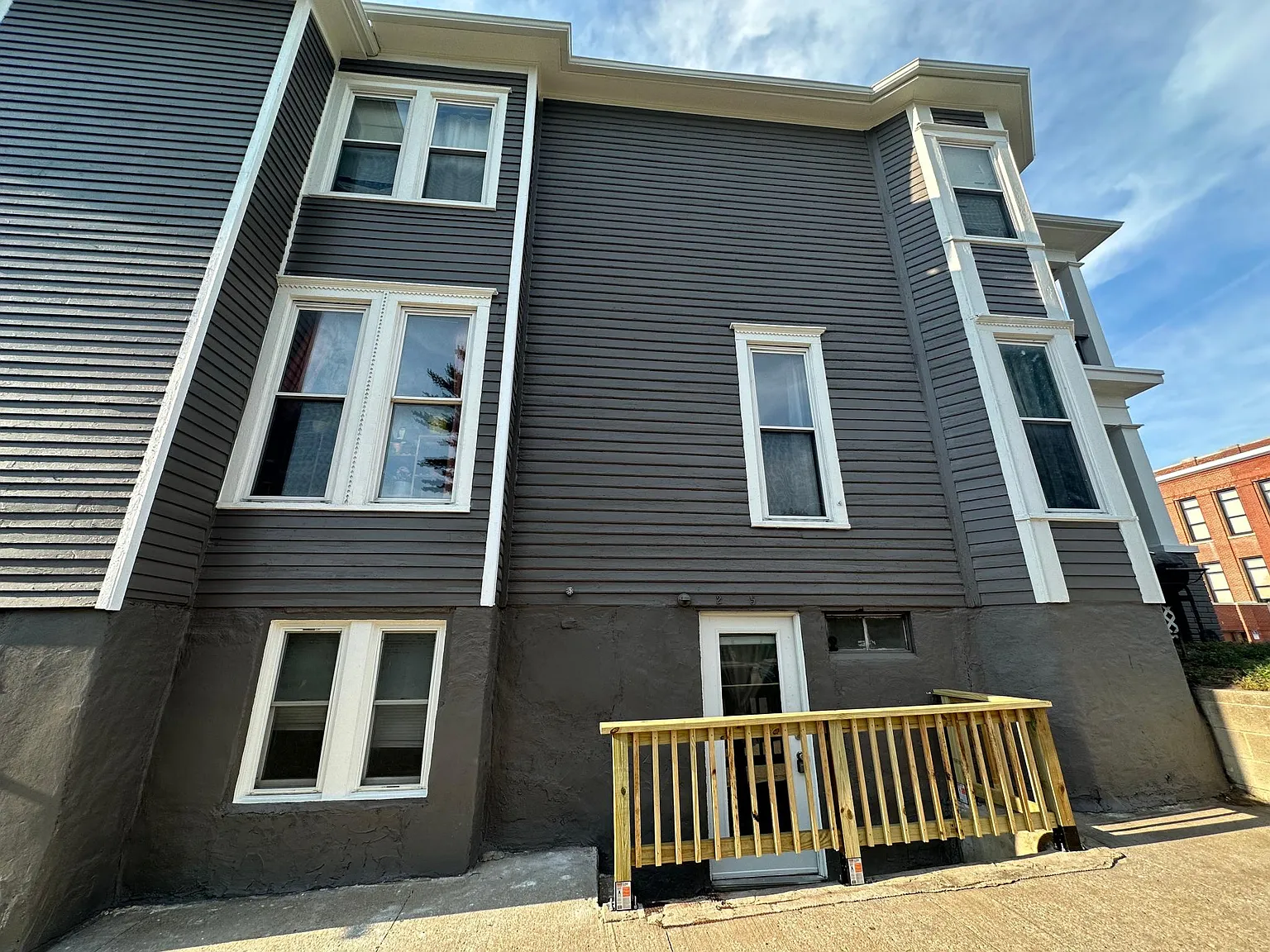 2415 Duncan St — Photo 2