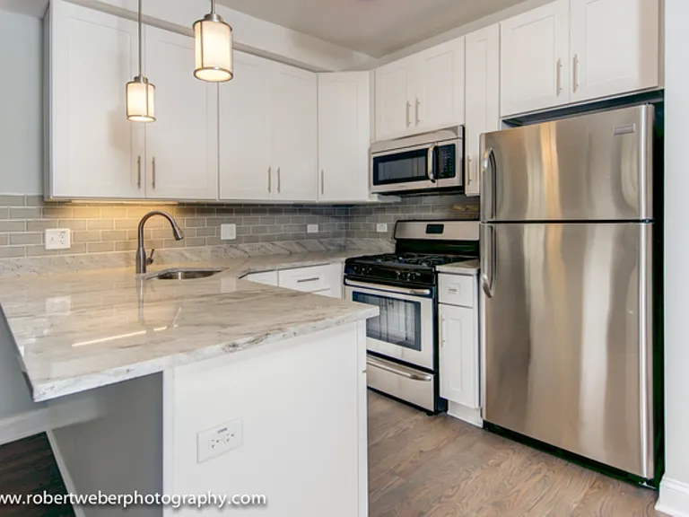2329 W Barry Ave #1 — Photo 2