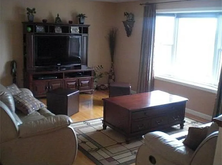 4 bed, 2.5 bath, 2119 sqft, $3,800 — Photo 2