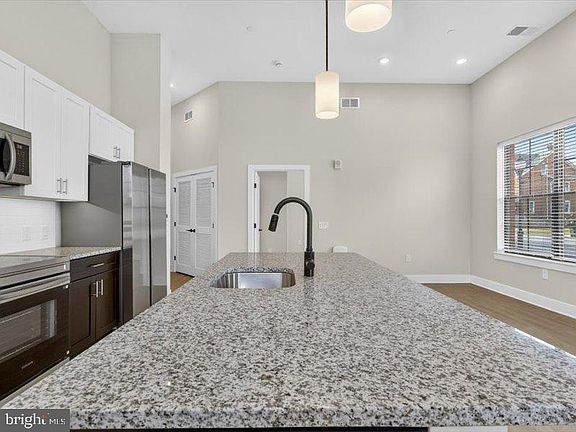 2nd image of 624 Main St #414