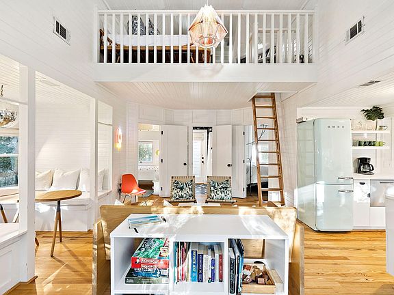 5th image of 48 Tupelo St