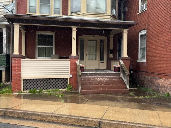 221 Champlain Ave, Renovo, PA 17764