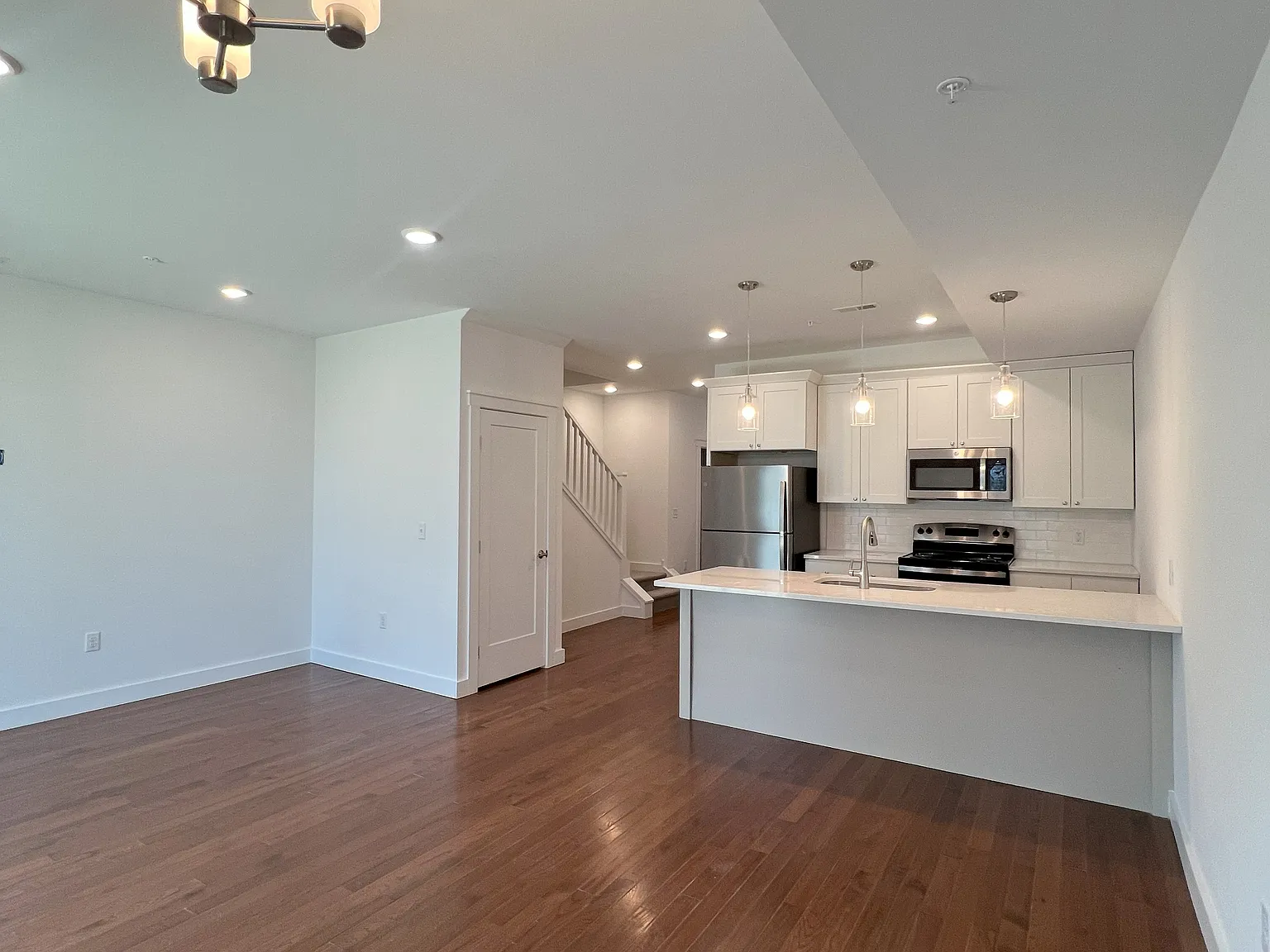 3 bed, 2.5 bath, 1350 sqft, $2,600 — Photo 3
