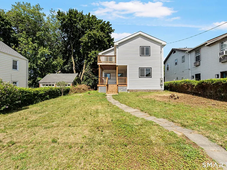 810 Brewster St — Photo 4