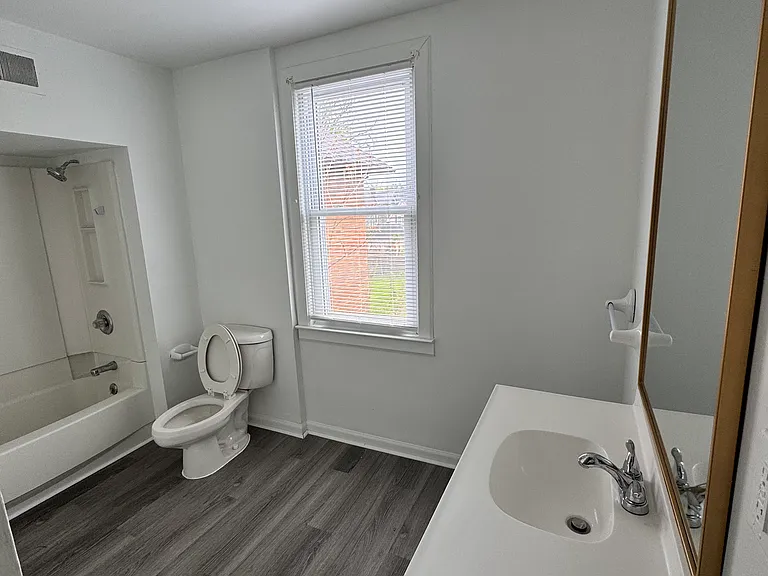 912 W 9th St — Photo 15