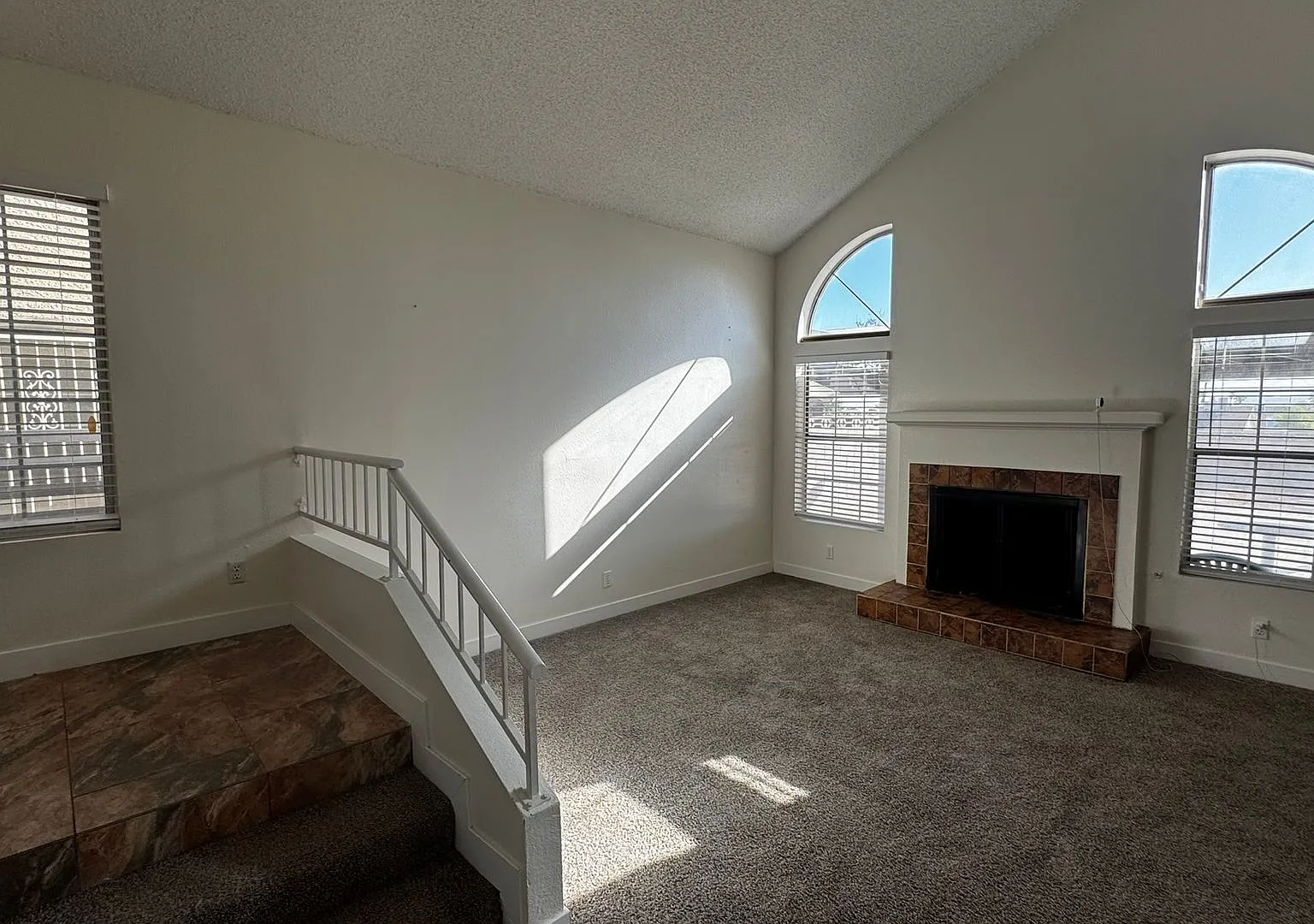 NW 2 bdrm Plus Loft 2 car garage — Photo 4