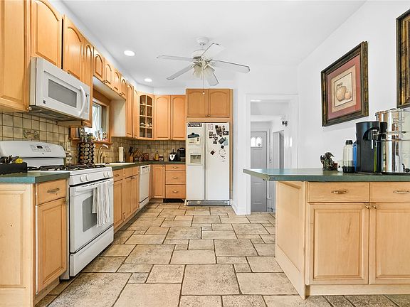 3rd image of 17 Lorraine Ct