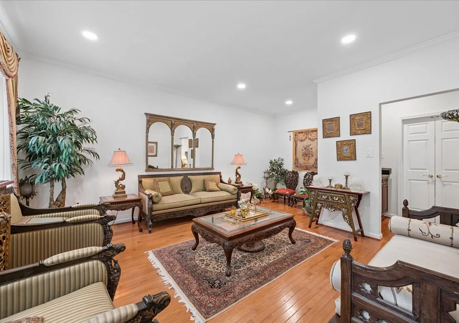 Spacious 5-Bedroom Home in Desirable North Potomac! — Photo 3