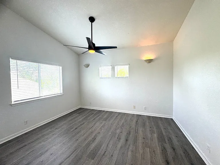 3410 Speedway #B — Photo 14