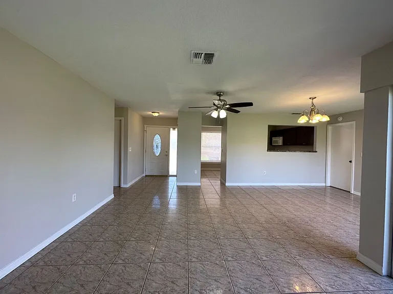 707 Wedge Ln — Photo 4