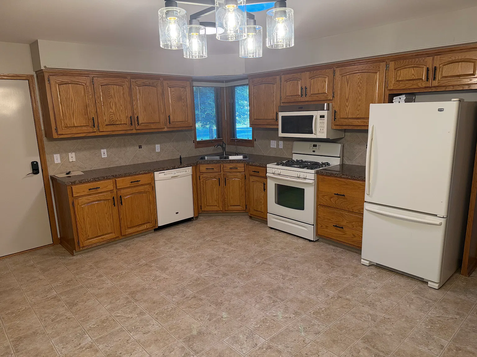 3 bed, 1100 sqft, $2,000 — Photo 2