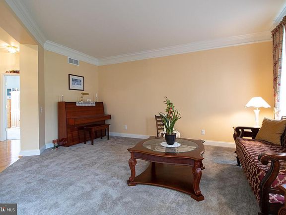 3rd image of 32 Hempstead Dr