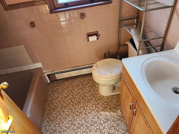 4th image of 348 Cator Ave