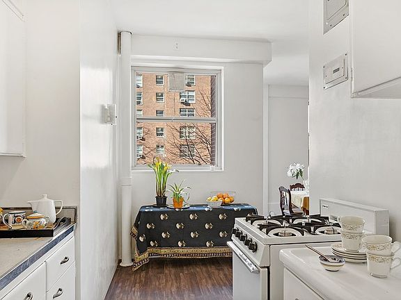 2nd image of 80 La Salle St APT 5H