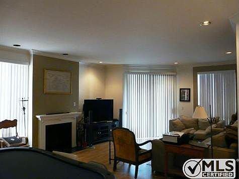 2nd image of 13920 Moorpark St APT 207