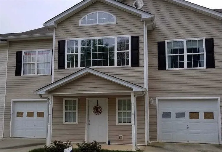 106 Pointe Cir — Photo 1