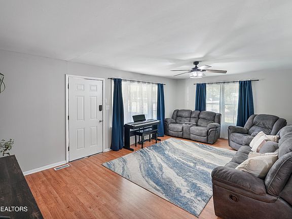 4th image of 2105 NE Jayne Ln