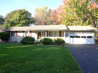 58 Glen Oaks Dr, Rochester, NY 14624