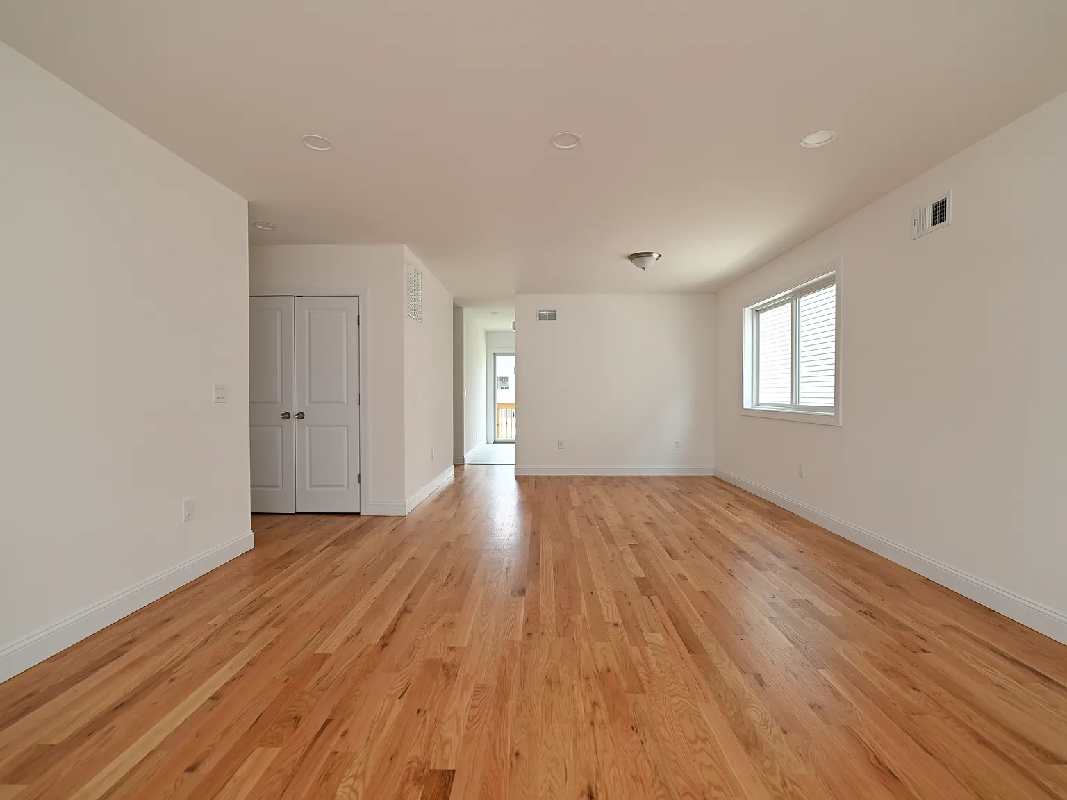 3 bed, 900 sqft, $3,500 — Photo 3
