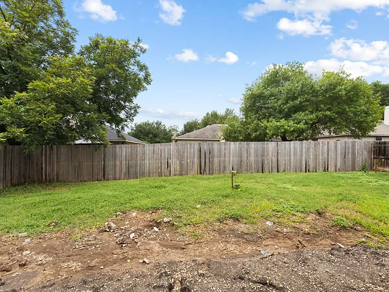 210 Laceleaf Ln — Photo 26