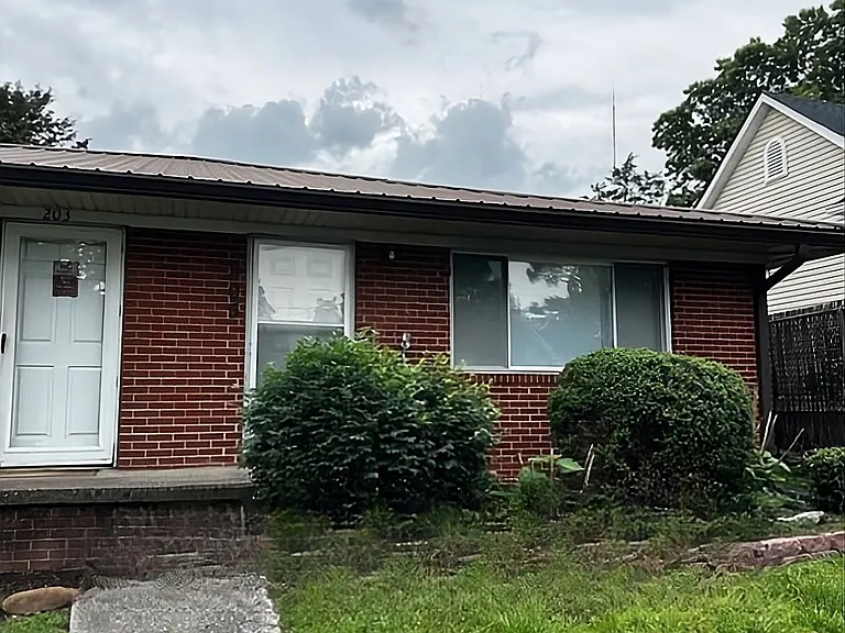 203 E Springdale Ave — Photo 2