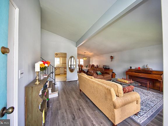 4th image of 3308 Greenmead Rd