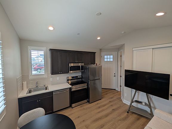 4th image of 1090B Parkview Pl