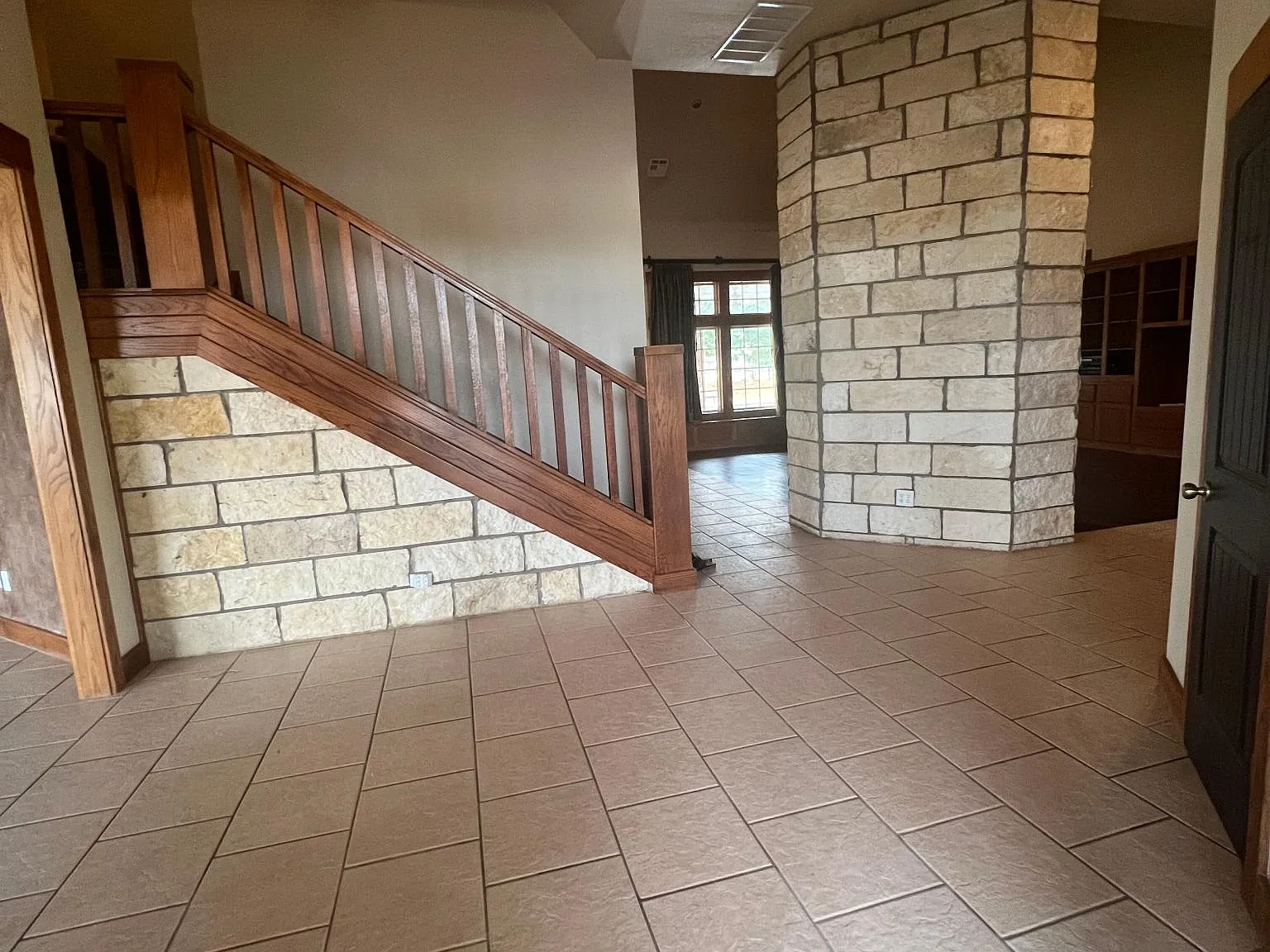 6 bed, 7000 sqft, $3,500 — Photo 2