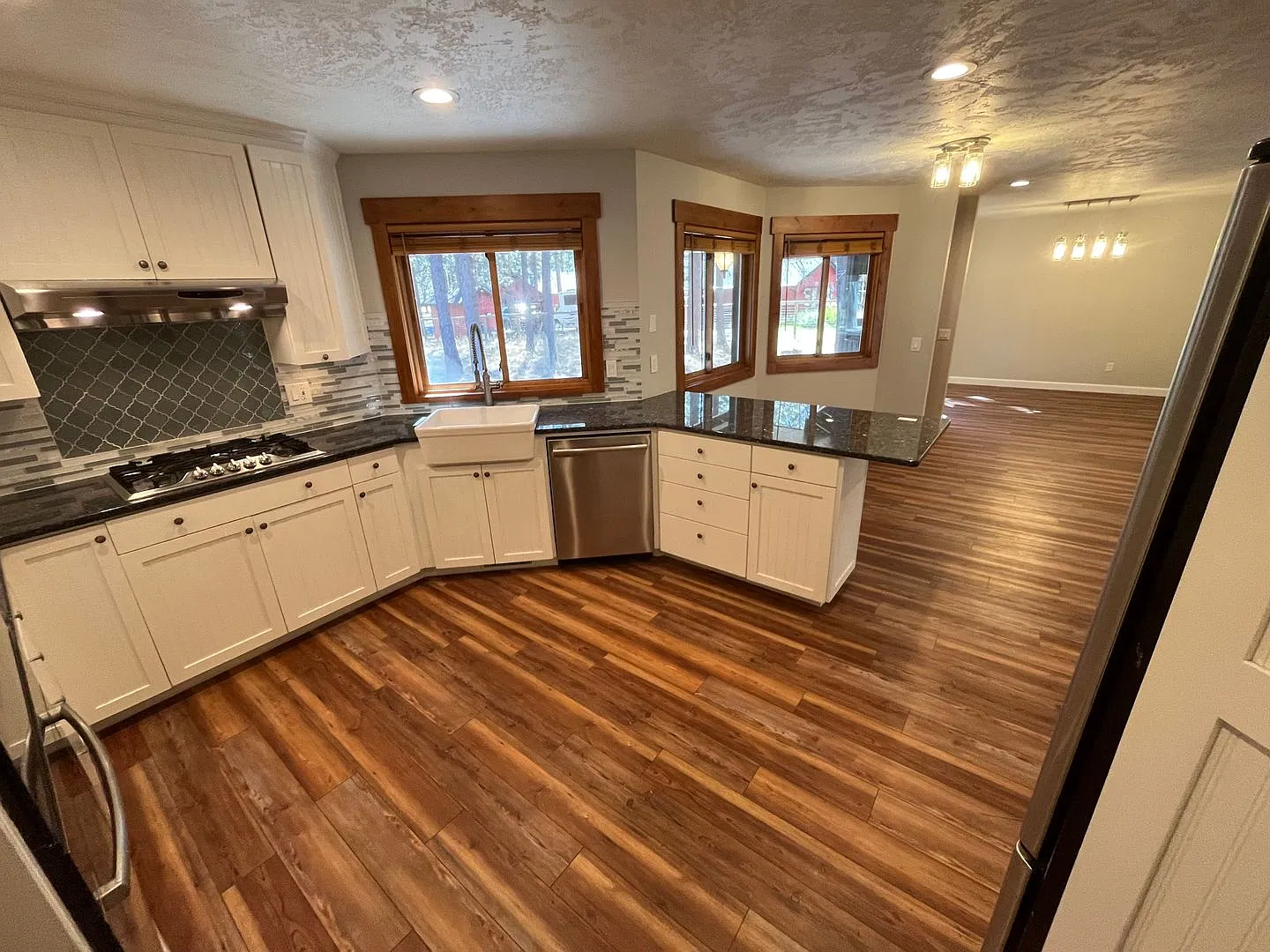 Spacious Beautiful 4-bed/3-bath on Full Acre lot in Crossroads! — Photo 4