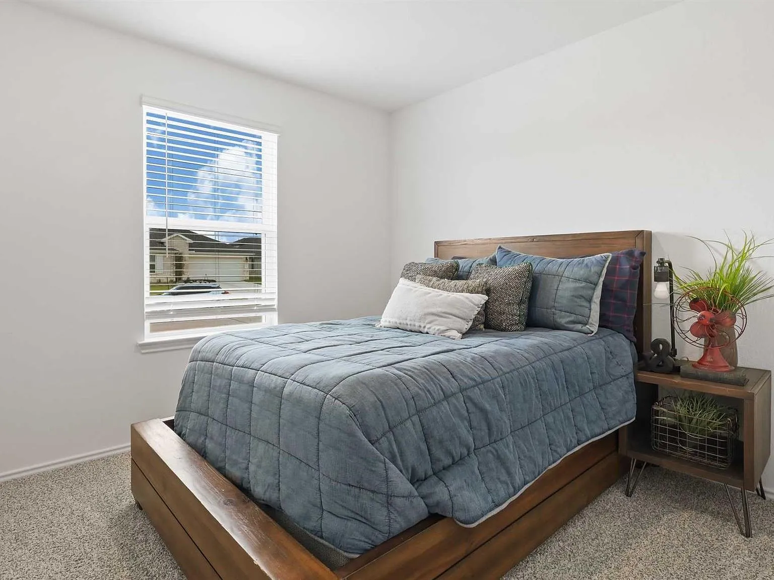 4 bed, 2.0 bath, 1778 sqft, $2,195 — Photo 3