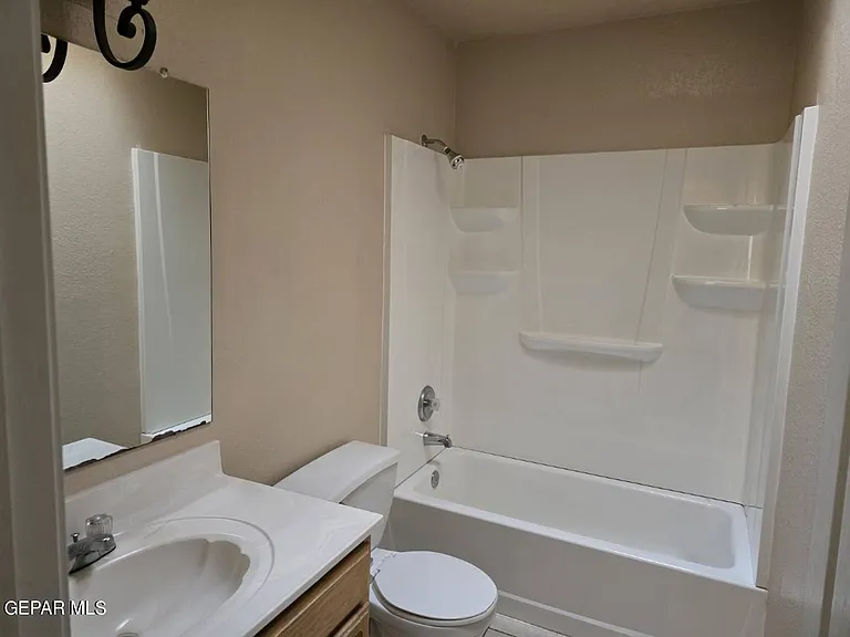 12105 Castle View Way — Photo 11