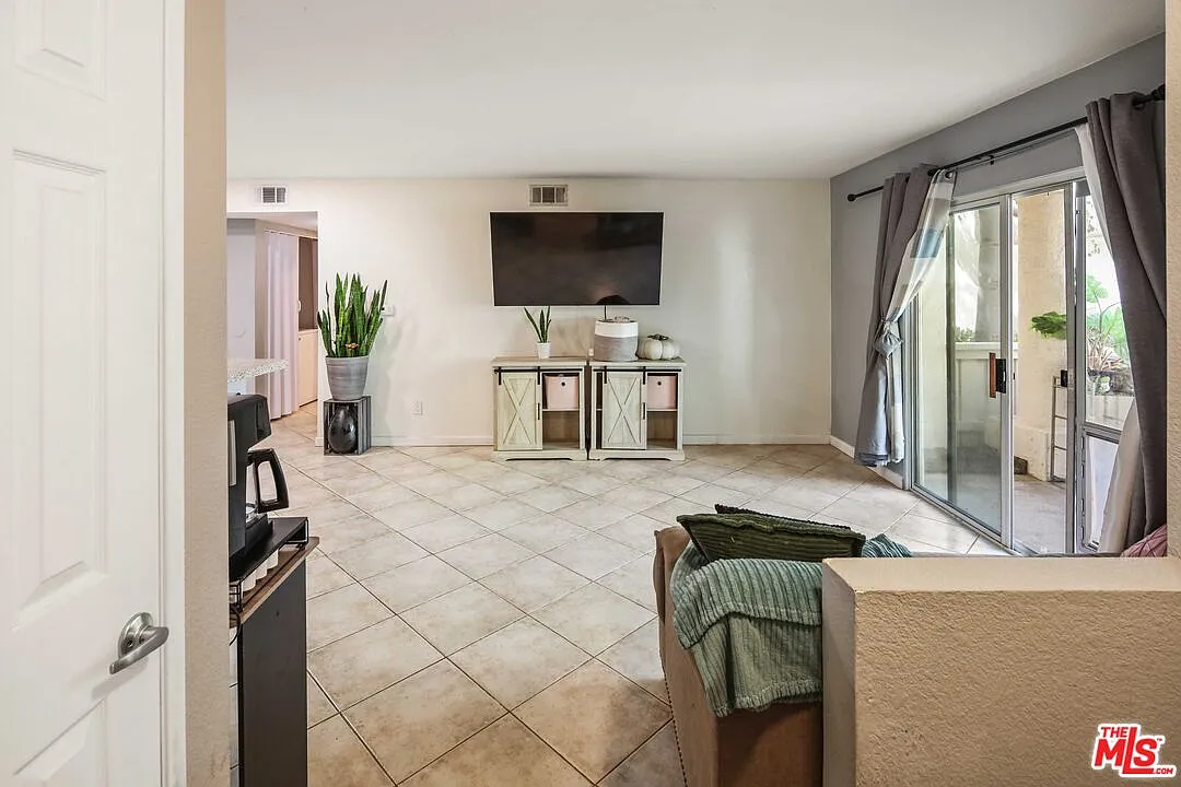 Building Photo - 24474 Valle Del Oro #101