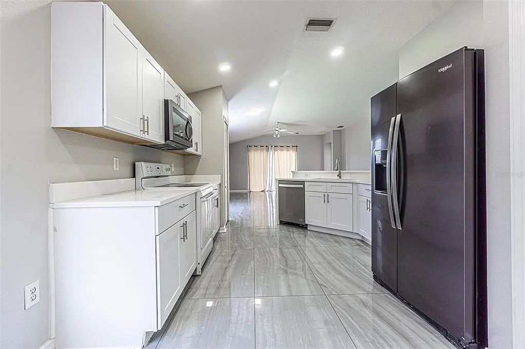 3 bed, 2.0 bath, 1611 sqft, $2,400 — Photo 4