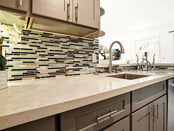 4th image of 160 Keonekai Rd APT 1-103