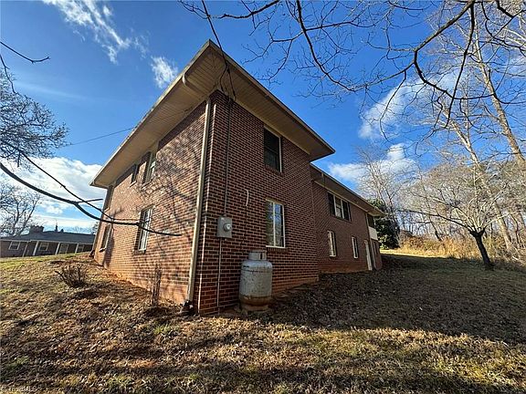 4th image of 340 Hillcrest Dr