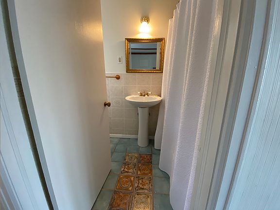 4th image of 19 Wilson Way E