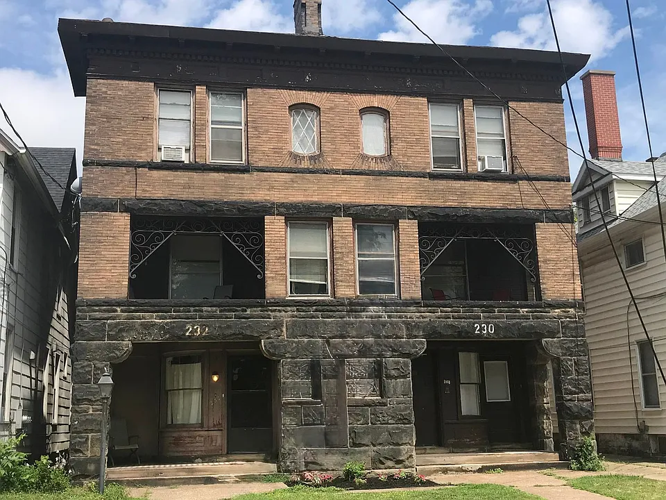 230 W 8th St
