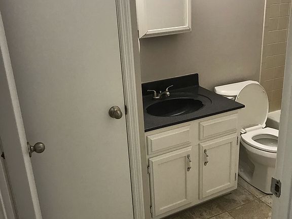 2nd image of 9621 Vinca Cir APT F