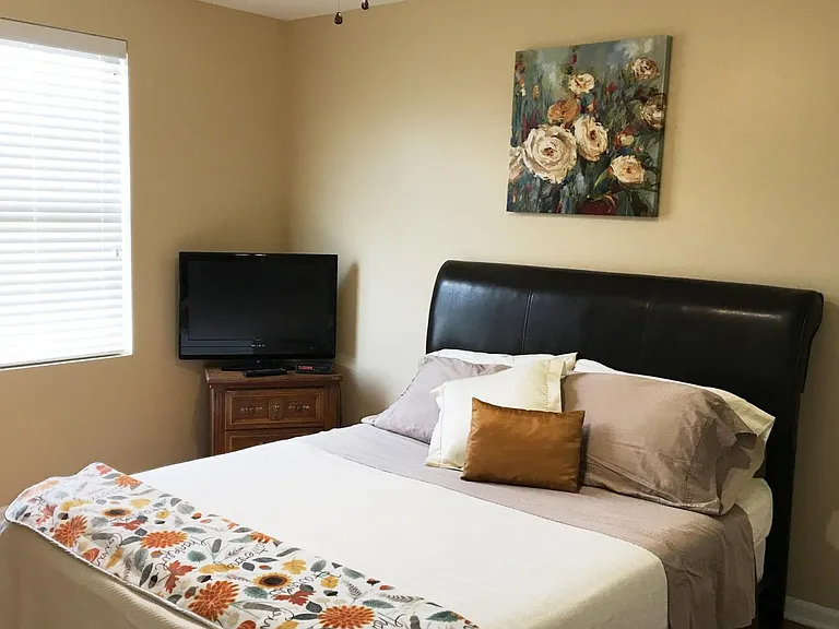 2nd bedroom with queen bed