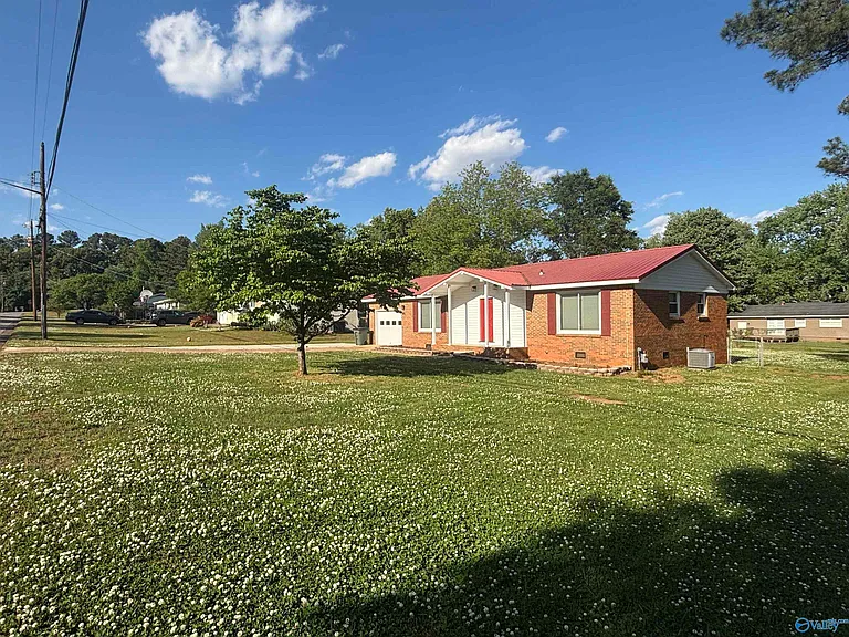 510 Clift Dr — Photo 2