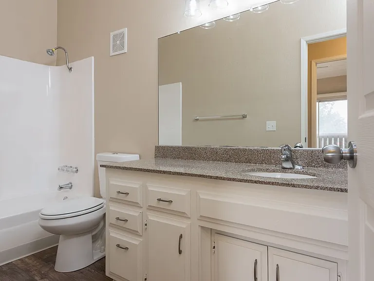 Country Club Apartments — Photo 6