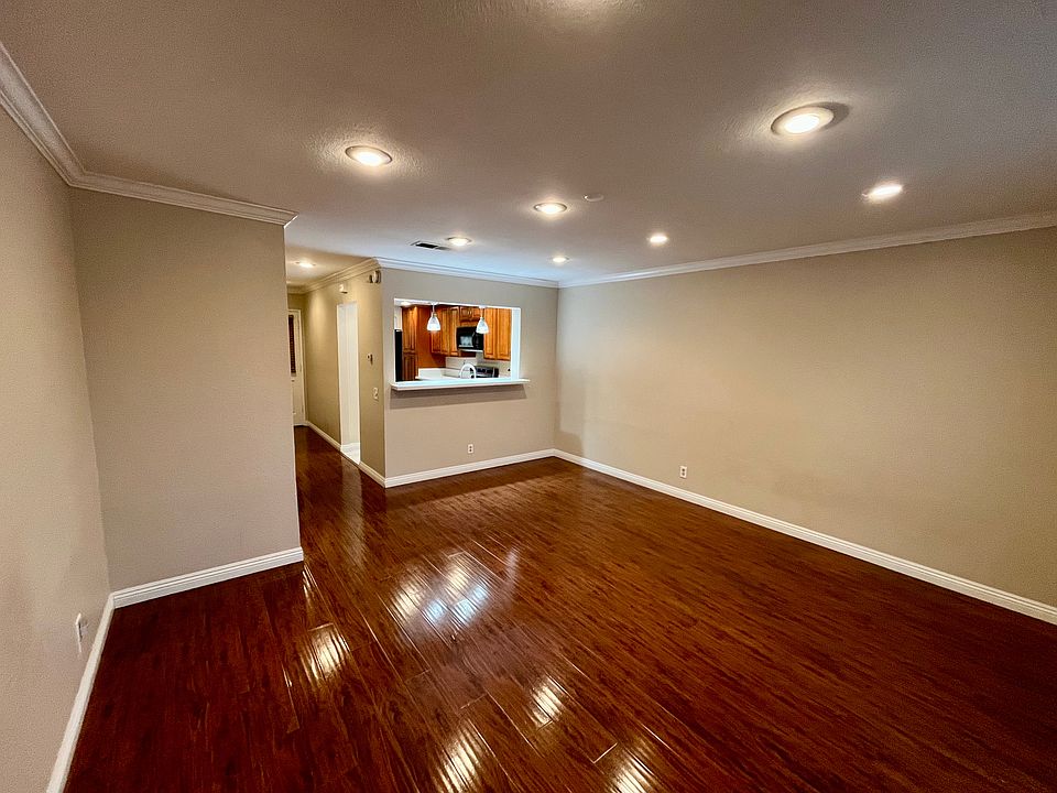 1st image of 8 Allenwood Ln