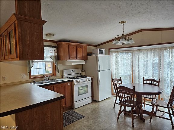 4th image of 45 Hyland Dr