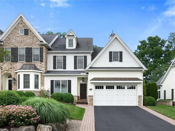 1928 Carriage Knoll Dr, Bethlehem, PA 18015
