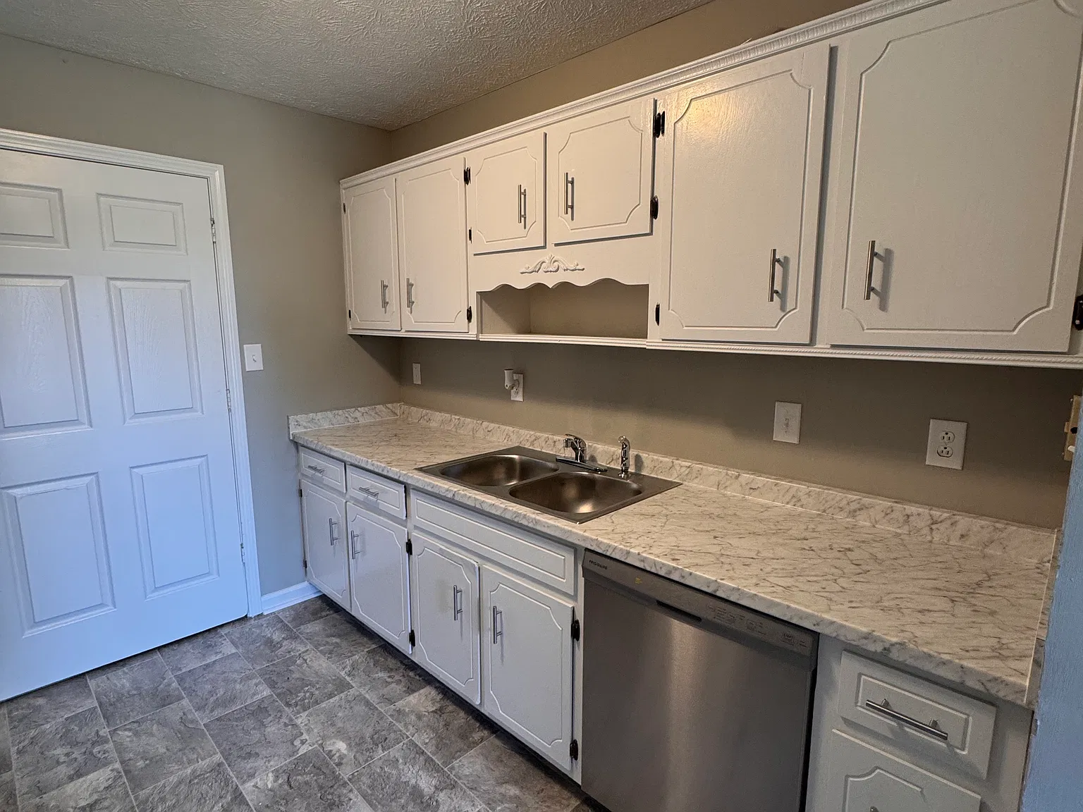 110 Karen Ct — Photo 3