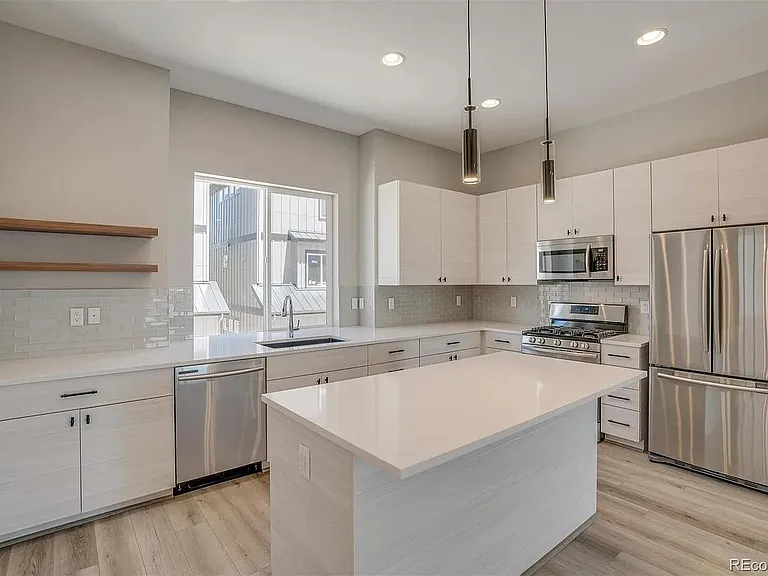 6009 Benton St — Photo 7