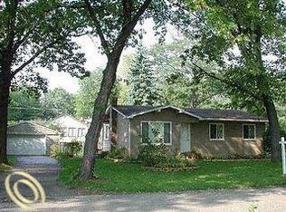 3206 Chenoa St, Commerce Township, MI